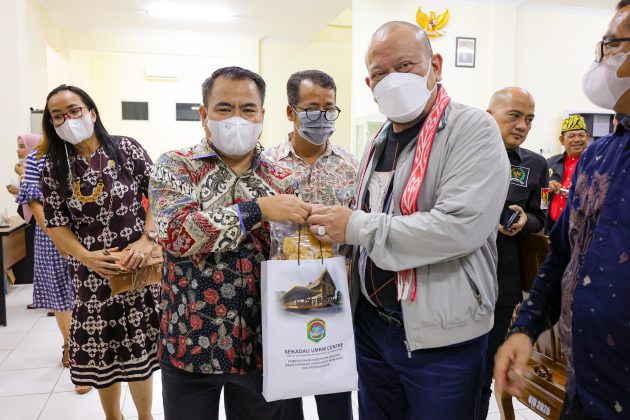 Ketua DPD RI, AA LaNyalla Mahmud Mattalitti meninjau Sekadau UMKM Center di sela-sela kunjungan kerjanya ke Kabupaten Sekadau Kalimantan Barat​
