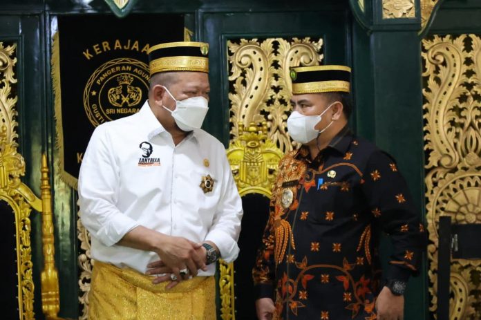 Bupati Sekadau, Aron bersama Ketua DPD RI di Kerajaan Kusuma Negara Sekadau, Kalimantan Barat, Jumat (29/10/2021).