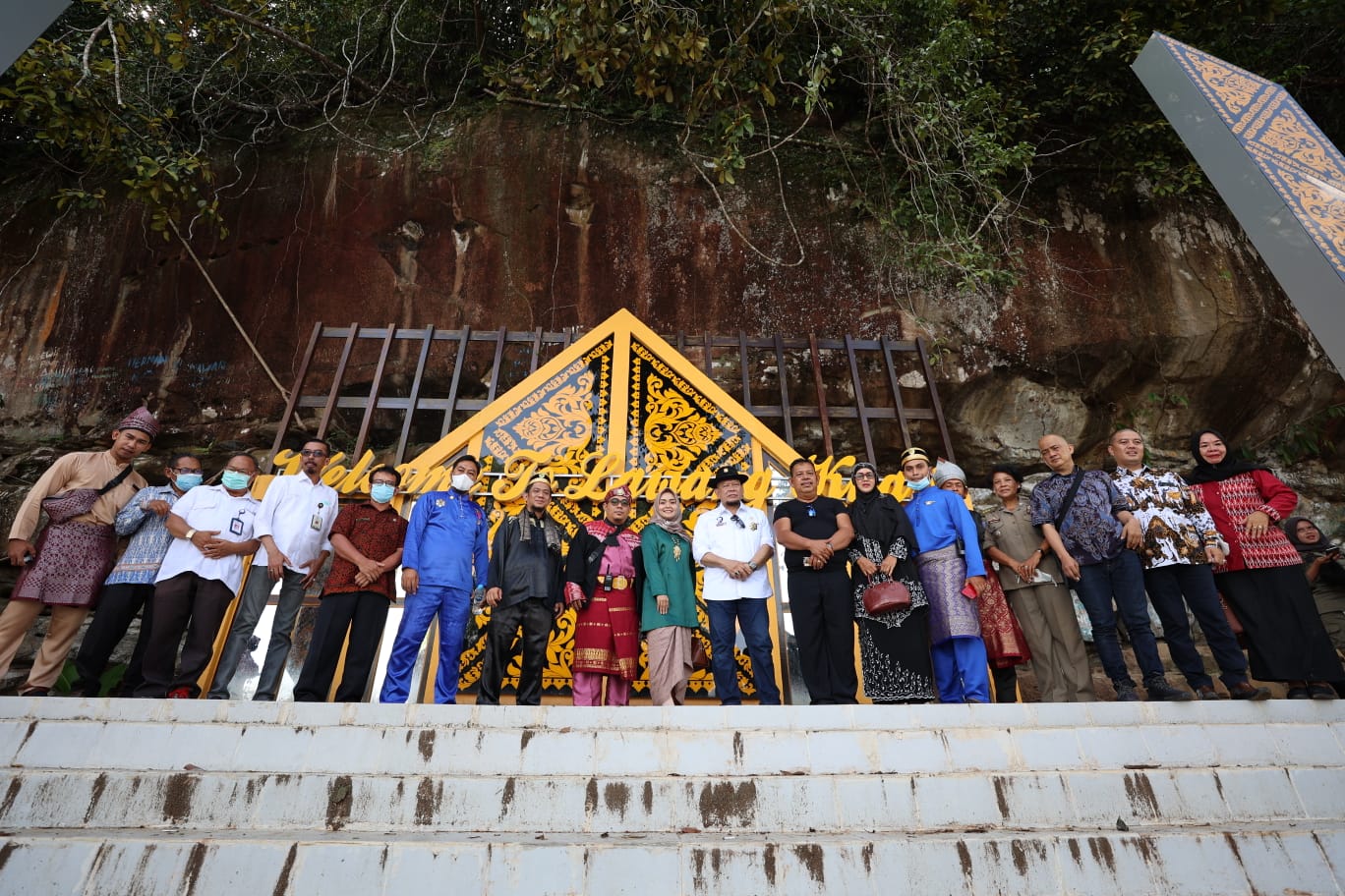 Ketua DPD RI, AA LaNyalla Mahmud Mattalitti,melihat lebih dekat Goa Lawang Kuari yang berkaitan erat dengan kesejarahan Kerajaan Kusuma Negara Sekadau