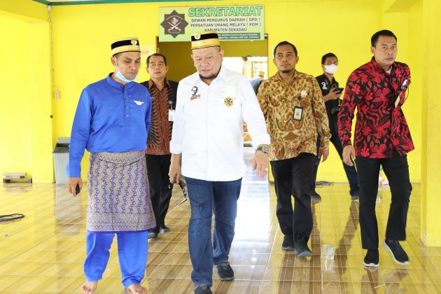 Ketua DPD RI AA LaNyalla Mahmud Mattalitti melakukan ziarah makam leluhur Kerajaan Kusuma Negara Sekadau3