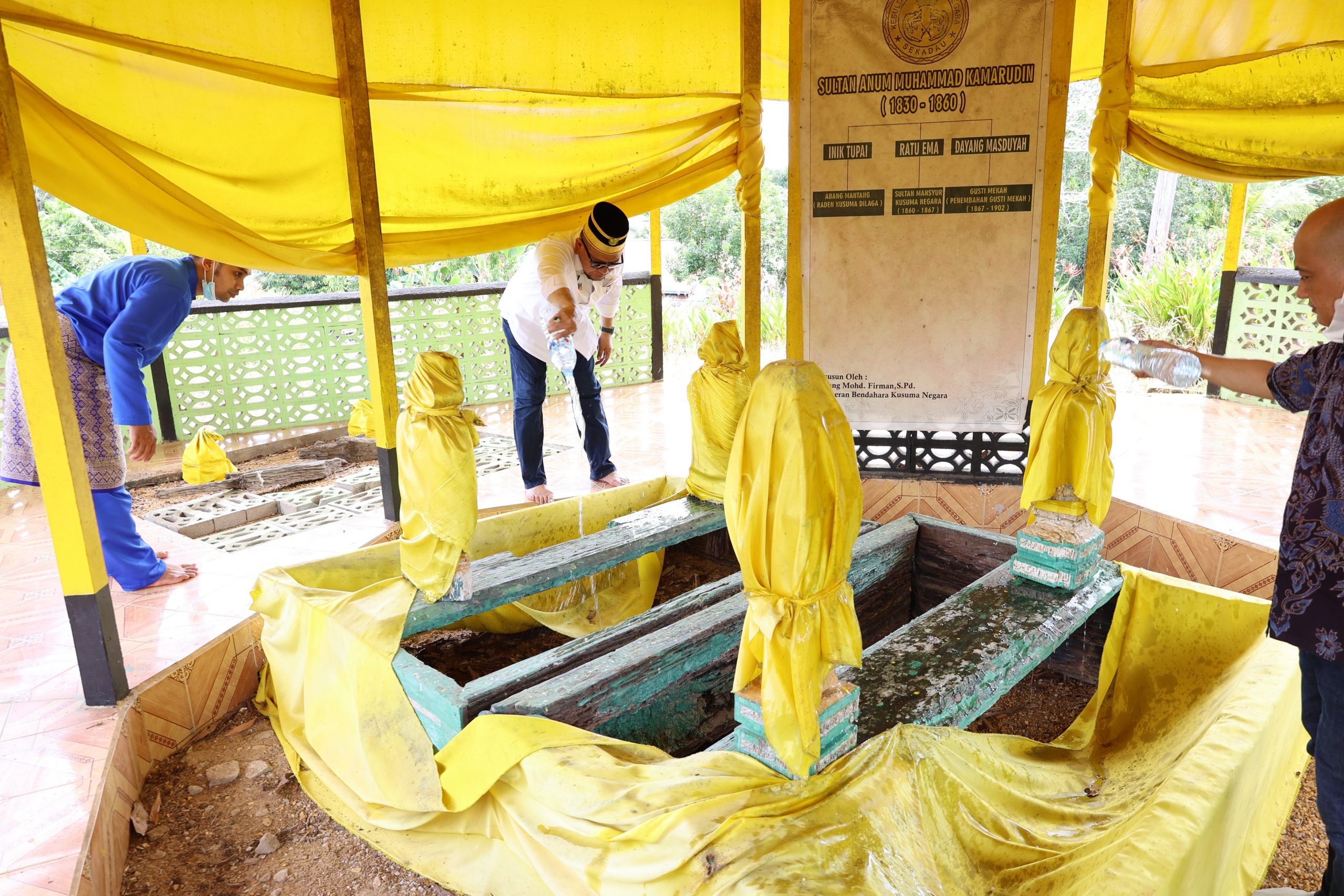 Ketua DPD RI, AA LaNyalla Mahmud Mattalitti melakukan ziarah makam leluhur Kerajaan Kusuma Negara Sekadau