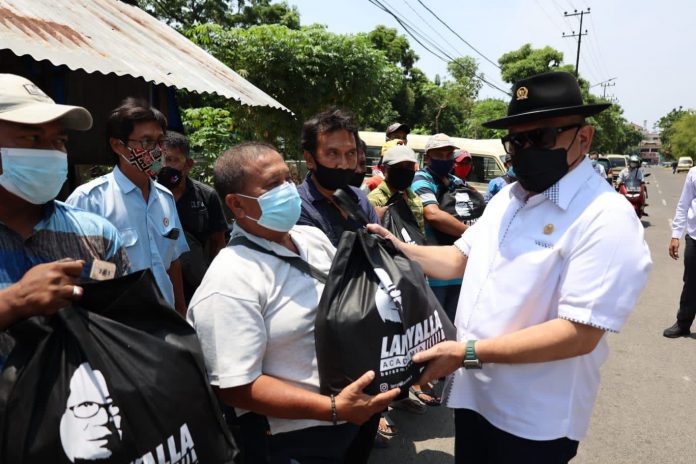 LaNyalla Serap Aspirasi dan Bagi-bagi Sembako ke Warga Membutuhkan di Surabaya