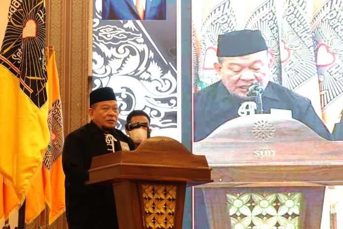 Ketua DPD RI saat dikukuhkan sebagai warga kehormatan Persaudaraan Setia Hati Terate (PSHT) di Madiun, Jawa Timur, Minggu (17/10/2021).