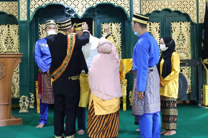 Ketua DPD RI diberi gelar kekerabatan bergelar Pangeran Jaya Sukma Dilaga di sela-sela kunjungan kerjanya ke Kalimantan Barat. Prosesi penyematan dilakukan di Balai Rung Sari Keraton Kusuma Negara Sekadau, Jumat (29/10/2021).