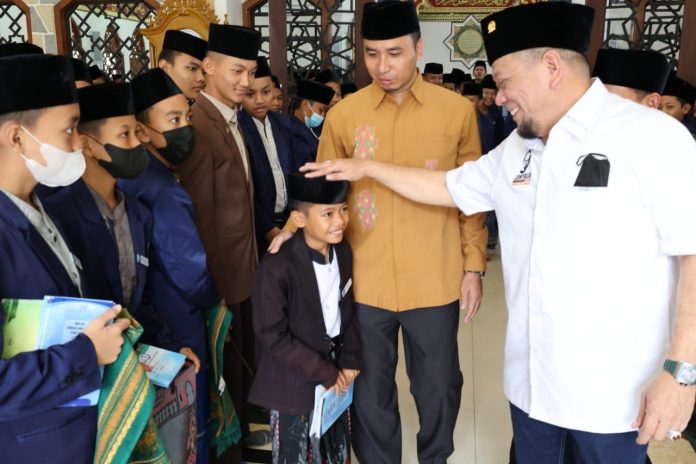 Ketua DPD RI saat bertemu Ainul, bocah asal Kota Makassar, Sulawesi Selatan yang sedang menimba ilmu di Pondok Pesantren Modern Tazakka, Kabupaten Batang, Jawa Tengah, beberapa waktu lalu.