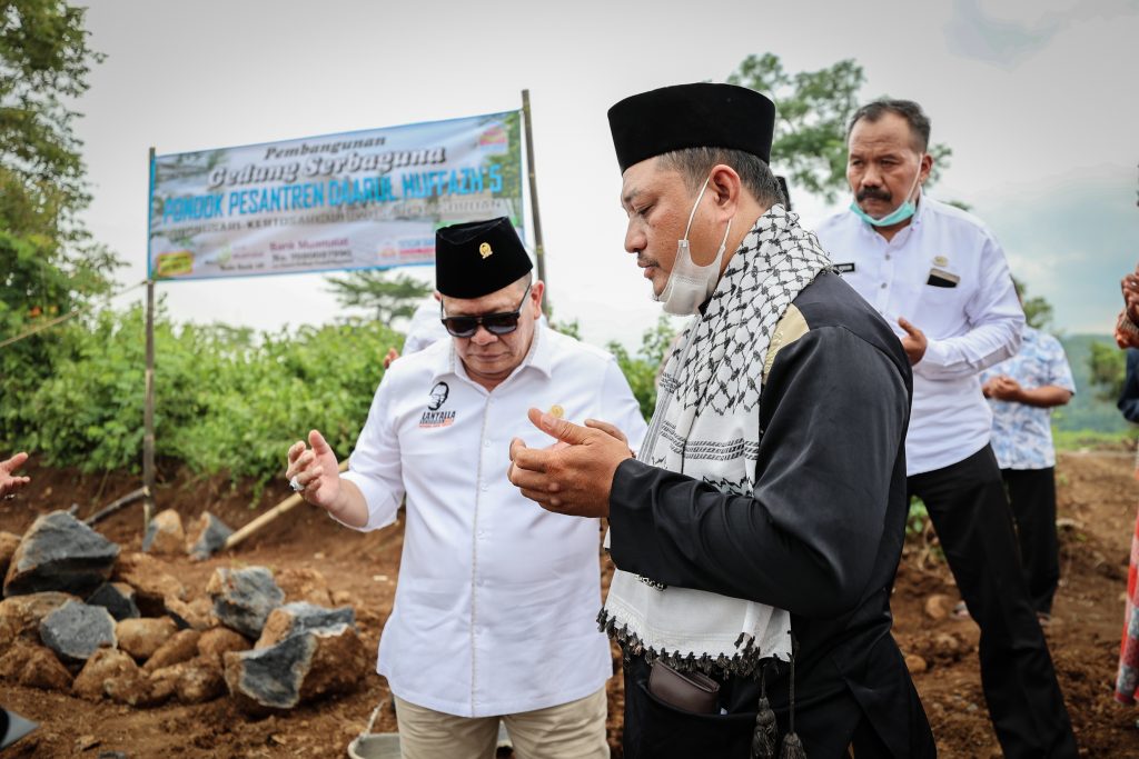 Ketua DPD RI AA LaNyalla Mahmud Mattalitti melakukan peletakan batu pertama pembangunan Gedung Serbaguna Pondok Pesantren Daarul Huffazh 5