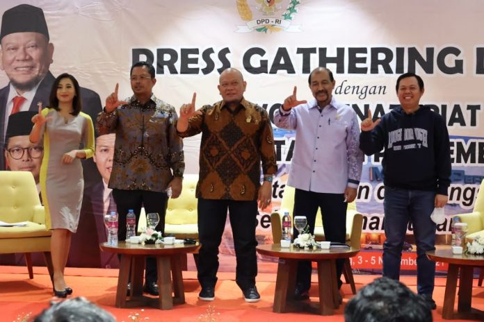 Ketua bersama Wakil Ketua DPD RI. (Dari kanan) Sultan B. Najamudin, Nono Sampono, Ketua DPD RI, Mahyudin, dalam acara Press Gathering DPD RI dengan Koordinatoriat Wartawan Parlemen di Bandung, Jumat (3/12/2021) malam.