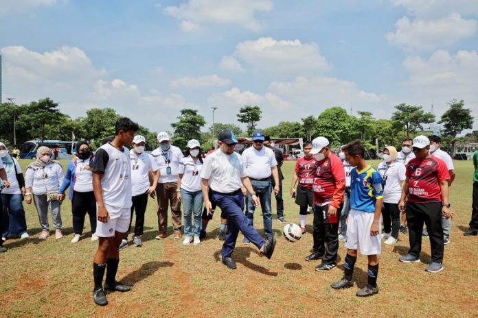 Ketua DPD RI saat membuka laga persahabatan sepakbola HUT ke-17 DPD RI, di lapangan sepakbola komplek MPR/DPR/DPD RI senayan, Jakarta, beberapa waktu lalu.