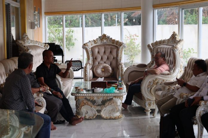 Ketua DPD RI AA LaNyalla Mahmud Mattalitti sedang bersilaturahmi di kediaman Ketua Kadin Sulbar Taslim Tammauni di sela Kunjungan Kerja di Mamuju, Sulawesi Barat, 4 Januari, 2022