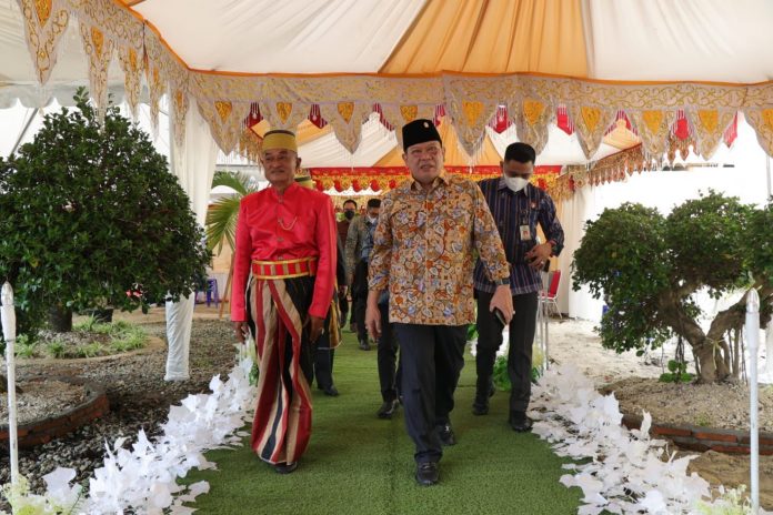 Ketua DPD RI LaNyalla Mahmud Mattalitti saat menghadiri pernikahan putra dari Ketua Kadin Sulbar Taslim Tammauni di sela Kunjungan Kerja di Mamuju, Sulawesi Barat, 5 Januari, 2022