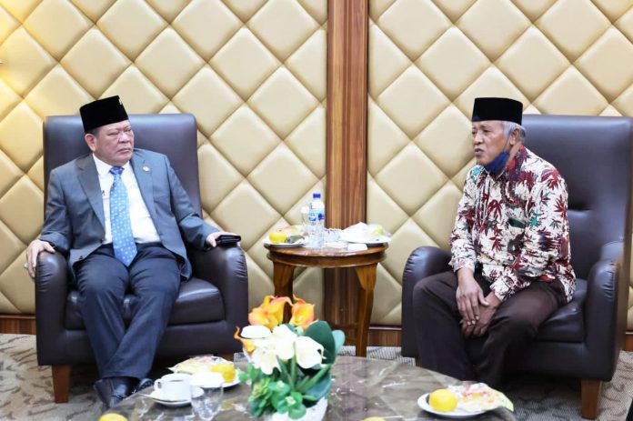 Ketua DPD RI, AA LaNyalla Mahmud Mattalitti saat bertemu dengan Ketua Umum DPP IPI, KH Abdul Muhaimin di Ruang Tunggu Pimpinan Nusantara V Komplek Parlemen Senayan, Selasa (11/1/2022)