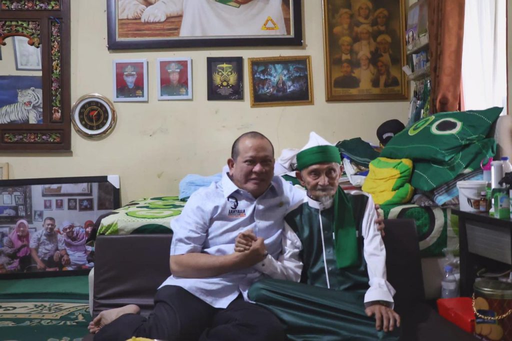 Kunjungi Abah Ahmad Busthomi Kawung Luwuk, LaNyalla: Indonesia Beruntung Punya Ulama dan Pesantren