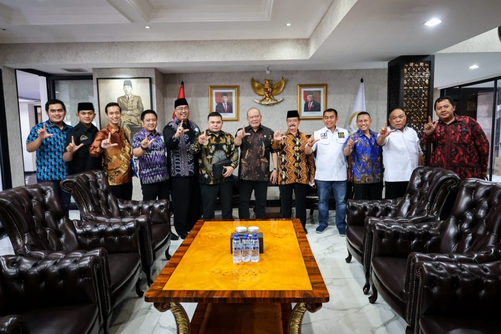Ketua DPD RI, AA LaNyalla Mahmud Mattalitti didampingi Senator Bustami Zainuddin (Lampung) menerima audiensi Pengurus Pusat Perguruan Silat Persaudaraan Setia Hati Terate (PSHT)