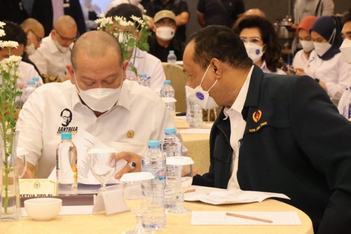 Ketua DPD RI bersama Ketua Umum KONI Jawa Timur Muhammad Nabil di Surabaya