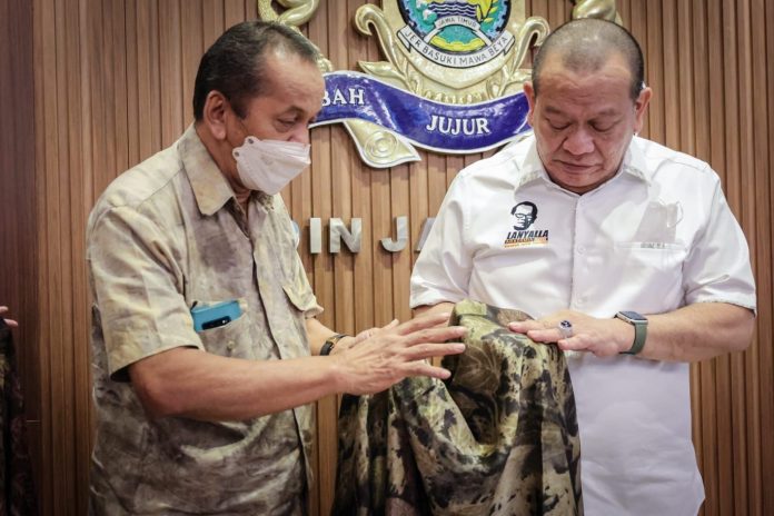 Gunakan Pewarna Berbahan Alami, Ketua DPD RI Apresiasi Eco Print