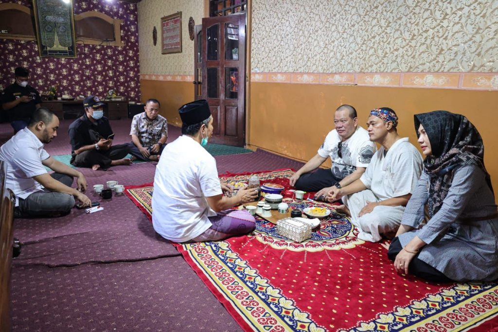 Ketua DPD RI, AA LaNyalla Mahmud Mattalitti menyerap aspirasi pada kegiatan reses di Jawa Timur ke Ponpes Darul 'Ulum dan Ponpes Al-Mimbar, Jombang, Kamis (24/2/2022)