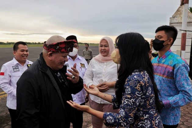 Ketua DPD RI saat tiba di Bandara Fatmawati Soekarno, Bengkulu, disambut Sektetaris Daerah Provinsi Bengkulu Hamka Sabri serta Senator asal Bengkulu Riri Damayanti John Latief dan Ahmad Kanedi, Selasa, 15 Maret 2022.