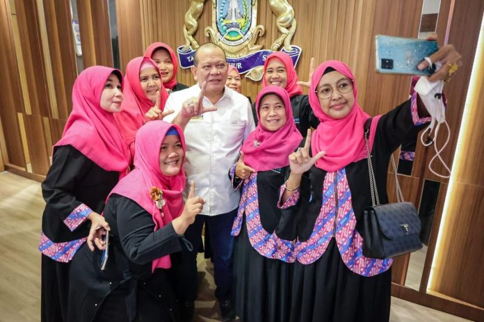 Ketua DPD RI, AA LaNyalla Mahmud Mattalitti menerima aspirasi Ikatan Pengusaha Muslimah Indonesia (IPEMI) Jawa Timur di sela-sela kegiatan reses di Jawa Timur, Senin (21/2/2022) yang lalu.