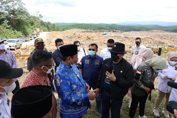 Ketua DPD RI AA LaNyalla Mahmud Mattalitti saat meninjau lokasi Ibu Kota Nusantara yang terletak di Kabupaten Penajam Paser Utara, Kalimantan Timur, beberapa waktu lalu.