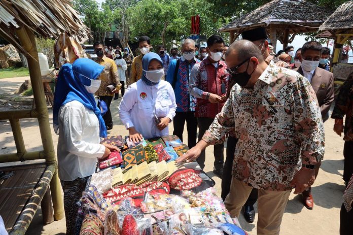 Ketua DPD RI saat mendatangi pameran produk UMKM di perhelatan launching Program Desa Emas, di Pantai Mutun Kabupaten Pesawaran, Lampung, 4 September 2021 lalu.