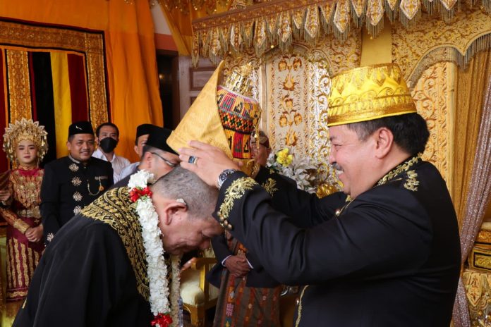 Ketua DPD RI Sandang Gelar Ampon Chiek dari Kerajaan Beutong, Aceh