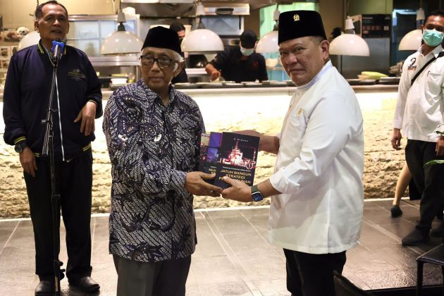 Penyerahan Buku Trilogi Tonggak Tonggak Orde Baru dari Bambang Wiwoho (wartawan senior) kepada Ketua DPD RI dalam acara dialog Forum Konstitusi di Hotel Sultan, Minggu (10/4/2022).