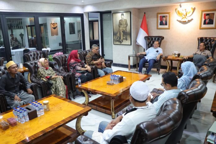Para aktivis dari MPR (Majelis Penderitaan Rakyat), UI Watch dan Emak-emak Militan melakukan audiensi dengan Ketua DPD RI AA LaNyalla Mahmud Mattalitti