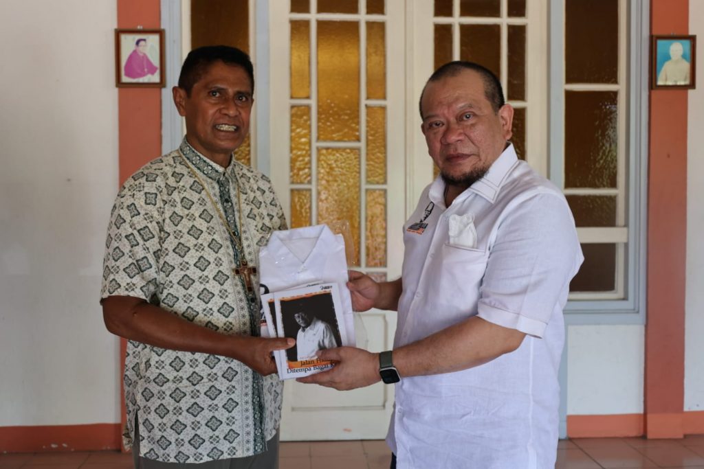 Ketua DPD RI AA LaNyalla Mahmud Mattalitti didampingi Senator asal Nusa Tenggara Timur Angelius Wake Kako mengunjungi Keuskupan Agung Ende