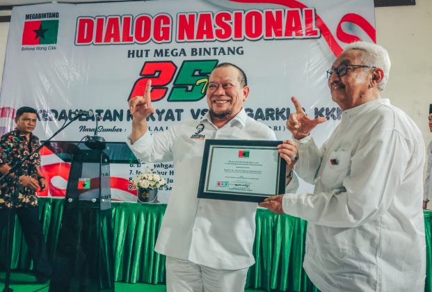 Menghadiri Dialog Nasional Peringatan 25 Tahun Mega-Bintang bertema Kedaulatan Rakyat versus Oligarki dan KKN