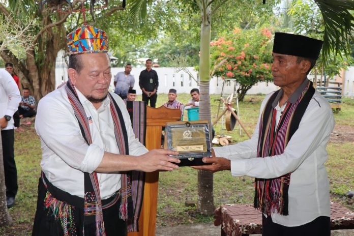 Dianugerahi Gelar Kaletabata di Kerajaan Kui, LaNyalla Dapat Curhat dari Bupati Alor