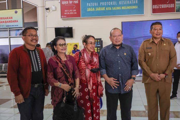 Ketua DPD RI, AA LaNyalla Mahmud Mattalitti bertemu dengan Putri Proklamator Bung Karno, Sukmawati Soekarnoputri, saat mendarat di Bandar Udara Abdul Rachman Saleh, Malang, Jawa Timur, Senin (20/06/2022).