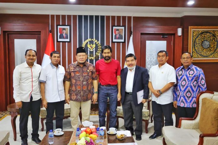 Ketua DPD RI, AA LaNyalla Mahmud Mattalitti didampingi Senator Fachrul Razi (Aceh), Bustami Zainuddin (Lampung) dan Sekjen DPD RI, Rahman Hadi menerima aspirasi Mantan Wakil Gubernur Aceh, Muzakir Manaf