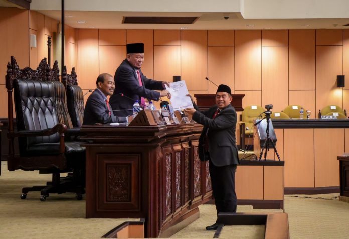 Ketua Pansus BLBI Bustami Zainuddin saat menyerahkan rekomendasi hasil Pansus ke Ketua DPD RI, Jumat (7/10/2022).