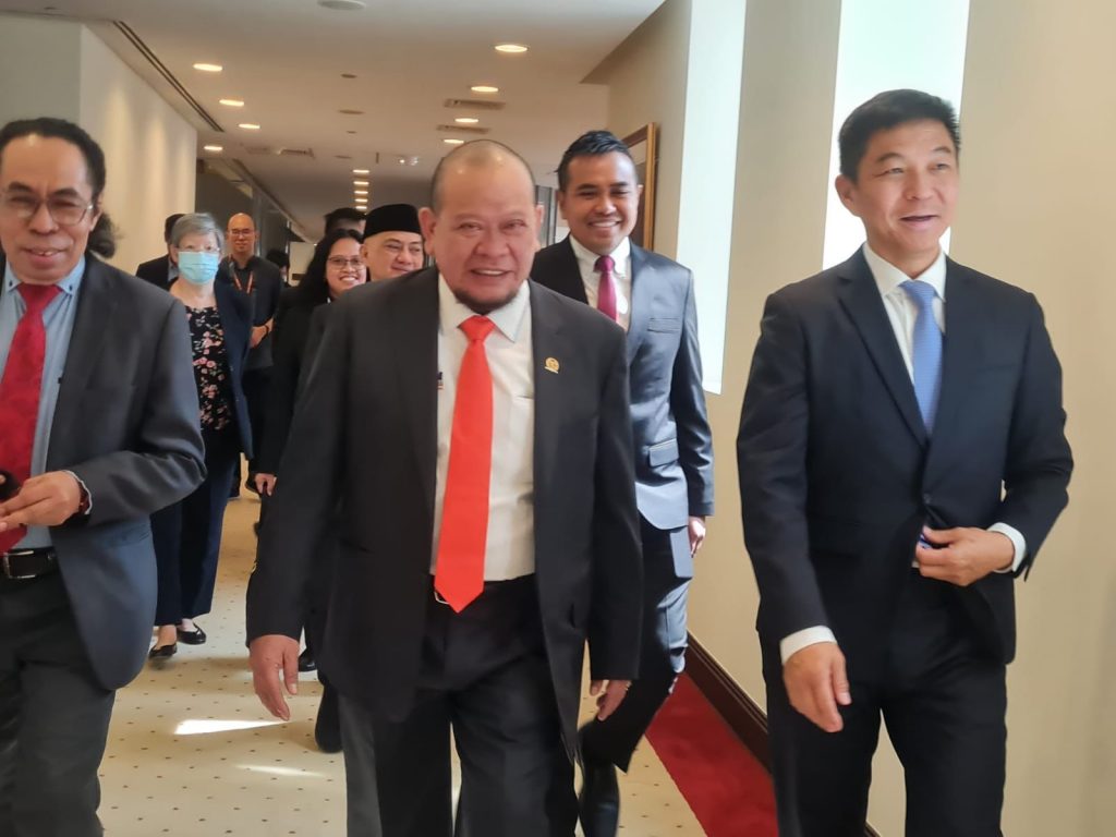 Bertemu Ketua Parlemen Singapura, Ketua DPD RI Cerita Soal PT 20 Persen di Indonesia