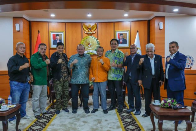 Beberapa partai politik yang tergabung dalam Gerakan Melawan Political Genocide (GMPG) beraudiensi dengan Ketua DPD RI AA LaNyalla Mahmud Mattalitti di Ruang Delegasi, Gedung Nusantara III, Komplek Parlemen Senayan Jakarta