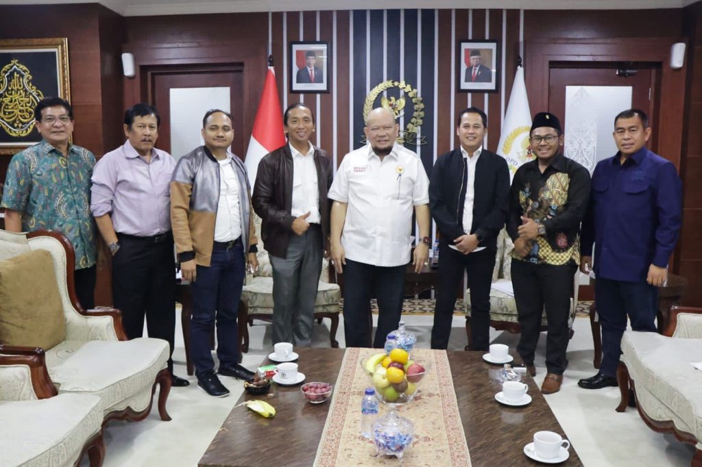 Ketua DPD RI, AA LaNyalla Mahmud Mattalitti menerima audiensi Perkumpulan Advokasi Hukum Indonesia Hebat (PAHIH) di Lantai VIII Gedung Nusantara III Komplek Parlemen Senayan