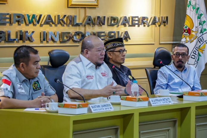 Barisan Pejuang Revolusi Konstitusi saat bertemu dengan Ketua DPD RI AA LaNyalla Mahmud Mattalitti di Ruang Sriwijaya, Gedung B, Komplek Parlemen Senayan Jakarta