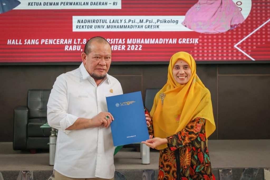 Ketua DPD RI, AA LaNyalla Mahmud Mattalitti menerima aspirasi dari Rektor Universitas Muhammadiyah Gresik (UMG), Nadhirotul Laily S.Psi., M.Psi., Psikolog usai kuliah umum wawasan kebangsaan