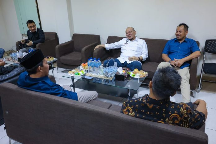 Ketua DPD RI, AA LaNyalla Mahmud Mattalitti, mengunjungi Kantor KPU Provinsi Jawa Timur, Sabtu (25/2/2023).