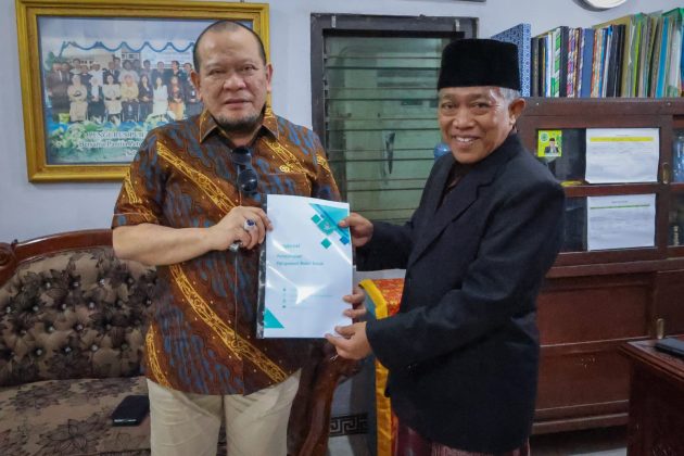 Ketua DPD RI, AA LaNyalla Mahmud Mattalitti, mengisi kunjungan reses di Jawa Timur dengan mendatangi Pondok pesantren Al Rosyid Kendal Dander