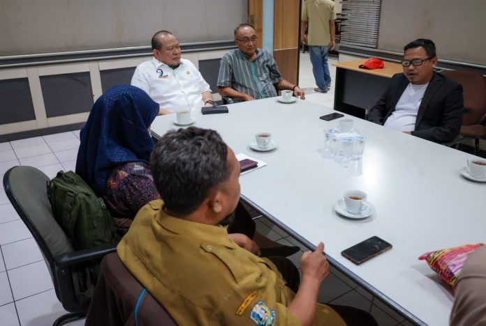 Para guru honorer yang dinyatakan lulus passing grade (PG) di Provinsi Jawa Timur menemui Ketua DPD RI AA LaNyalla Mahmud Mattalitti di Kantor Kadin Jatim, Selasa (7/3/2023)