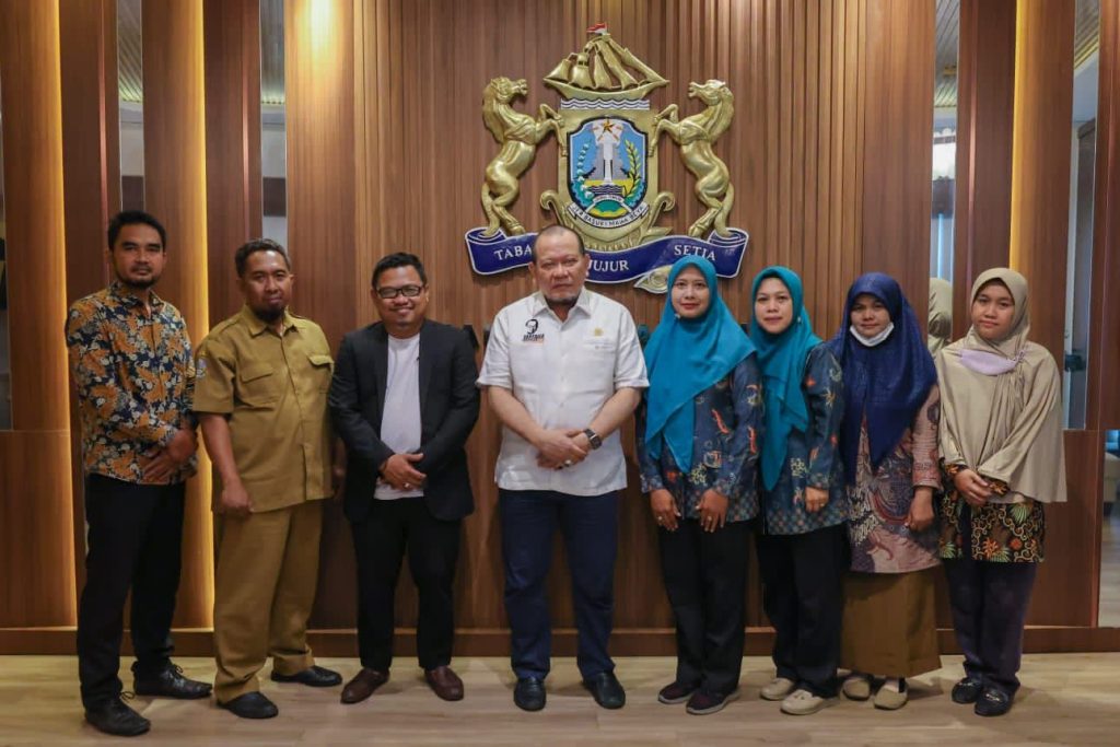 Para Guru Honorer yang Dinyatakan Lulus Passing Grade (PG) di Provinsi Jawa Timur Menemui Ketua DPD RI AA LaNyalla Mahmud Mattalitti