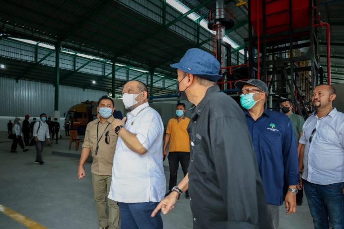 Ketua DPD RI LaNyalla Mahmud Mattalitti saat mengunjungi PT Pratama Jatim Lestari yang berada di Mojokerto, Jawa Timur, Selasa (7/3)