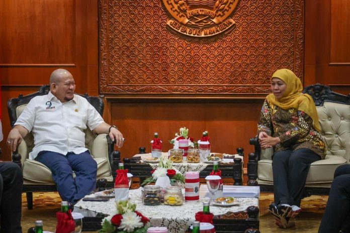 Ketua DPD RI, AA LaNyalla Mahmud Mattalitti menemui Gubernur Jawa Timur, Khofifah Indar Parawansa untuk menyerahkan berkas aspirasi para guru honorer, bertempat di ruang pertemuan Gedung Negara Grahadi, Surabaya.