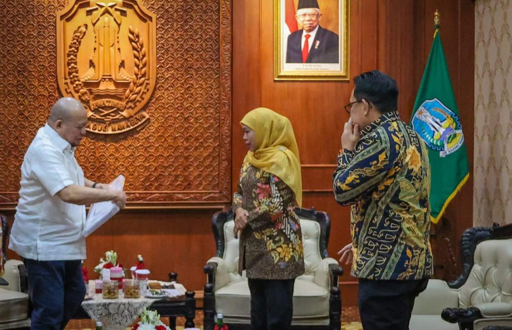 Ketua DPD RI, AA LaNyalla Mahmud Mattalitti menemui Gubernur Jawa Timur, Khofifah Indar Parawansa untuk menyerahkan berkas aspirasi para guru honorer, bertempat di ruang pertemuan Gedung Negara Grahadi, Surabaya.