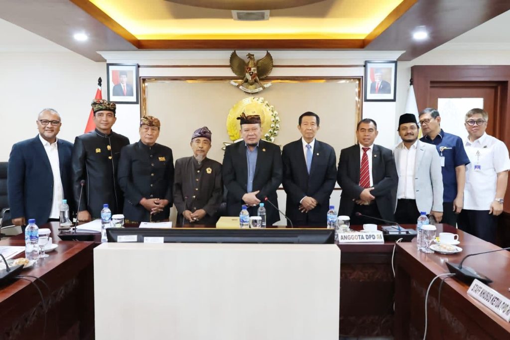 Ketua DPD RI AA LaNyalla Mahmud Mattalitti memfasilitasi Rapat Koordinasi PT BIBU dan Kemenhub terkait pembangunan Bandara Bali Utara, di Ruang Rapat DPD RI, Komplek Parlemen Senayan Jakarta, Kamis (16/3/2023).