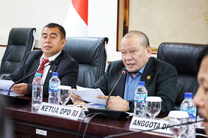 Ketua DPD RI AA LaNyalla Mahmud Mattalitti memfasilitasi Rapat Koordinasi PT BIBU dan Kemenhub terkait pembangunan Bandara Bali Utara, di Ruang Rapat DPD RI, Komplek Parlemen Senayan Jakarta, Kamis (16/3/2023).