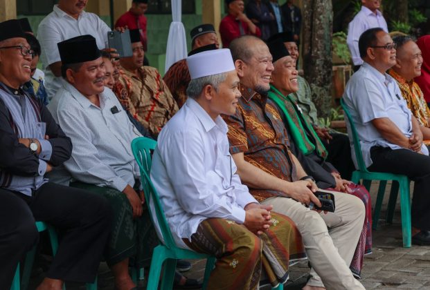 Ketua DPD RI, AA LaNyalla Mahmud Mattalitti, mengisi kunjungan reses di Jawa Timur dengan mendatangi Pondok pesantren Al Rosyid Kendal Dander