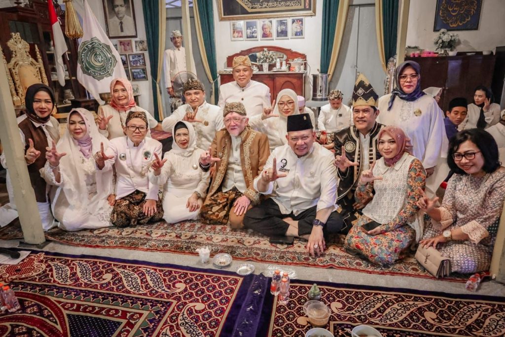 Ketua DPD RI AA LaNyalla Mahmud Mattalitti hadir memenuhi undangan buka puasa bersama Sultan Kasepuhan Cirebon, Sultan Sepuh Aloeda II R. H. Rahardjo Djali dan masyarakat Cirebon, Sabtu (8/4/2023).