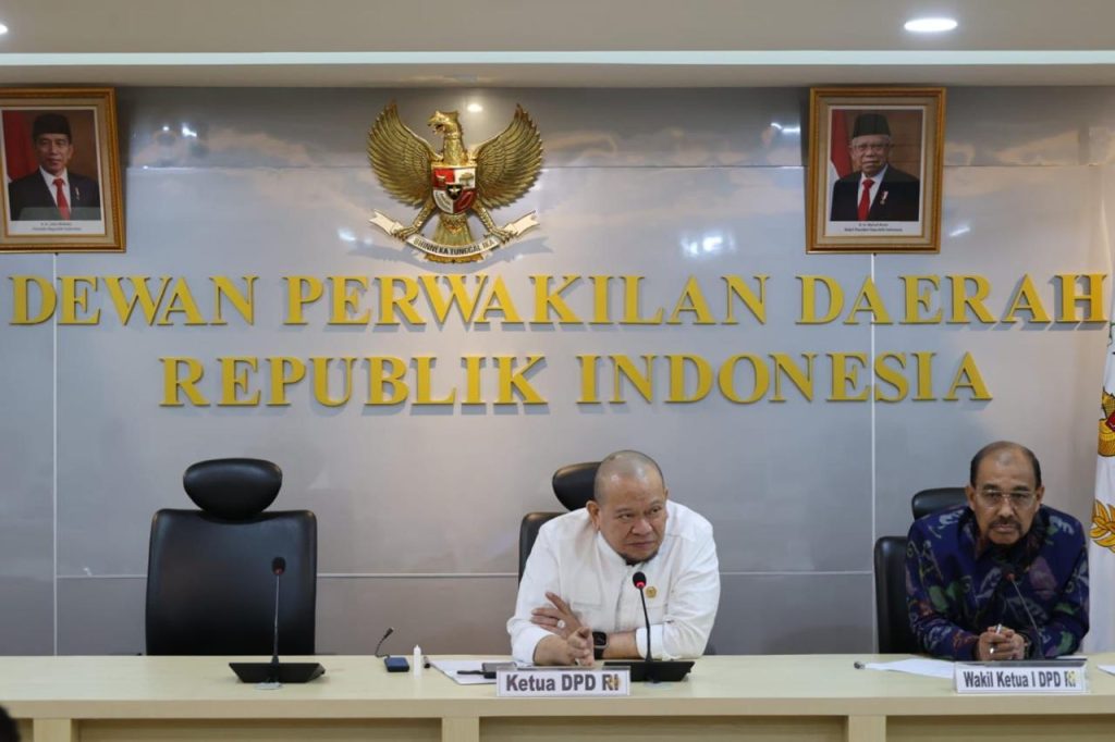 Ketua DPD RI AA LaNyalla Mahmud Mattalitti memimpin Rapat Gabungan Pimpinan Alat Kelengkapan DPD RI yang membahas Inpres Nomor 2 Tahun 2023 Tentang Pelaksanaan Rekomendasi Penyelesaian Non-Yudisial Pelanggaran HAM Berat, di Ruang Majapahit, Gedung B DPD RI, Kompleks Parlemen, Jakarta, Senin (10/4/2023).